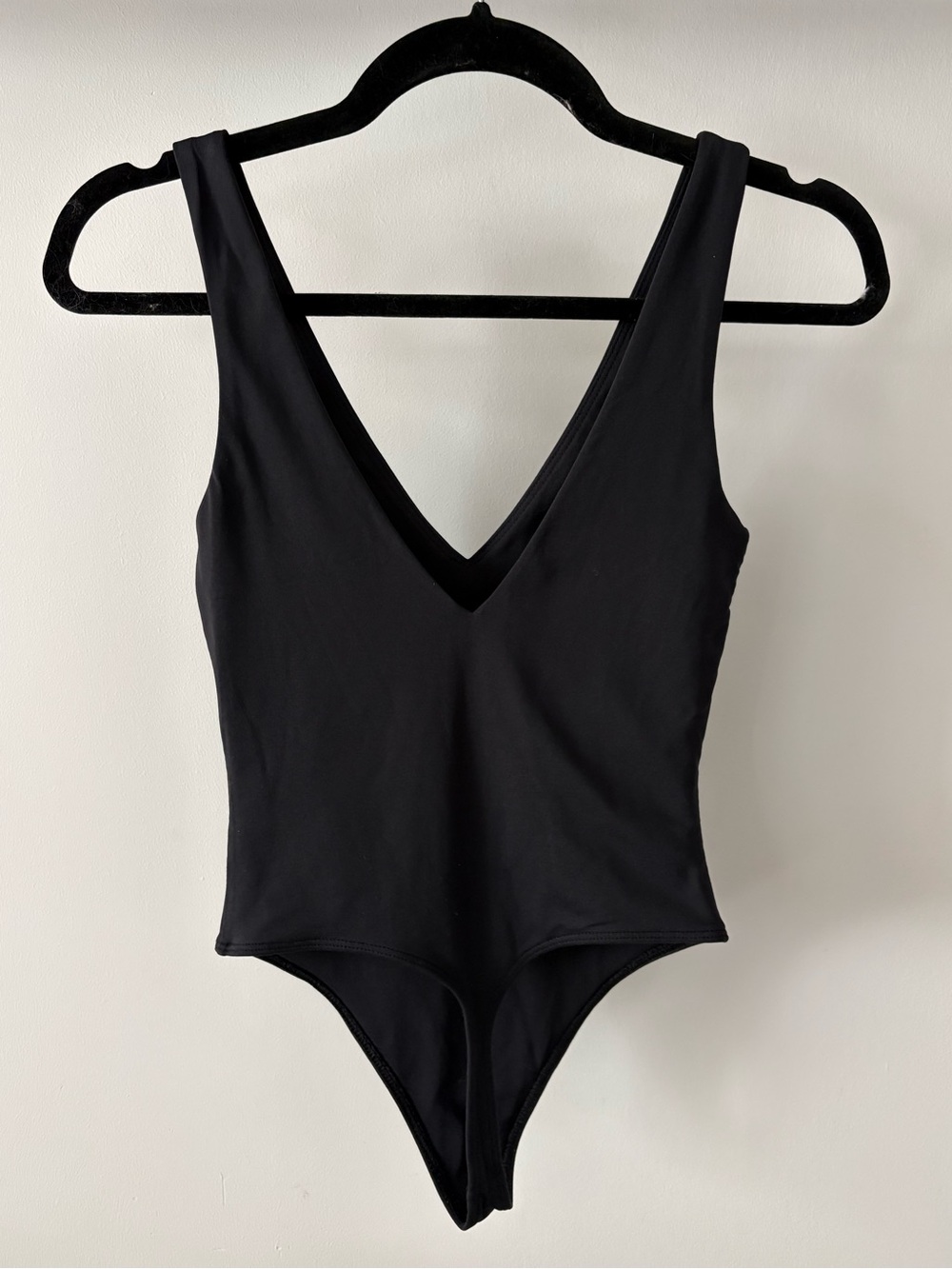 Aritzia Babaton Black Contour V-Neck Bodysuit - Size XS - Picture 4 of 5